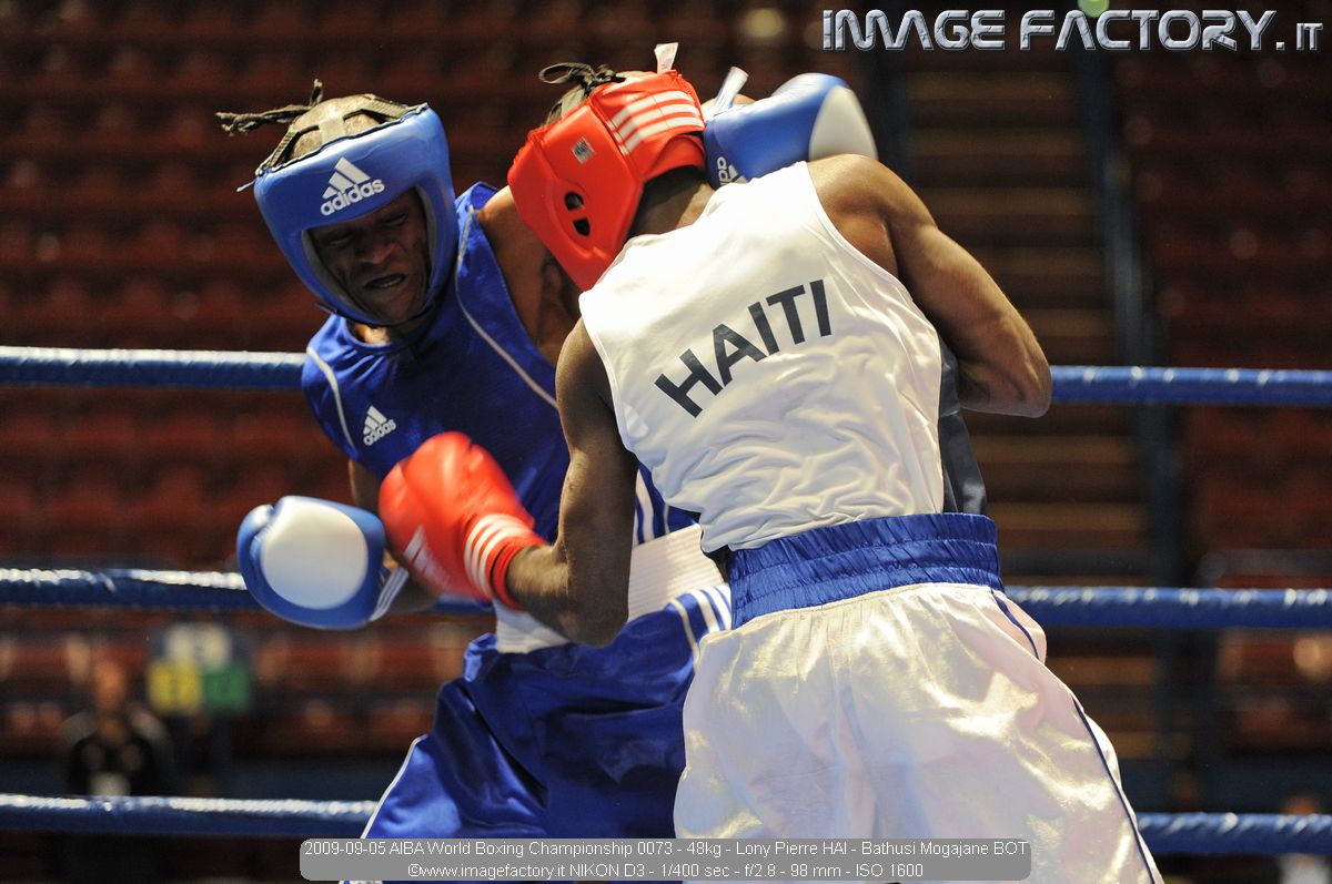 2009-09-05 AIBA World Boxing Championship 0073 - 48kg - Lony Pierre HAI - Bathusi Mogajane BOT